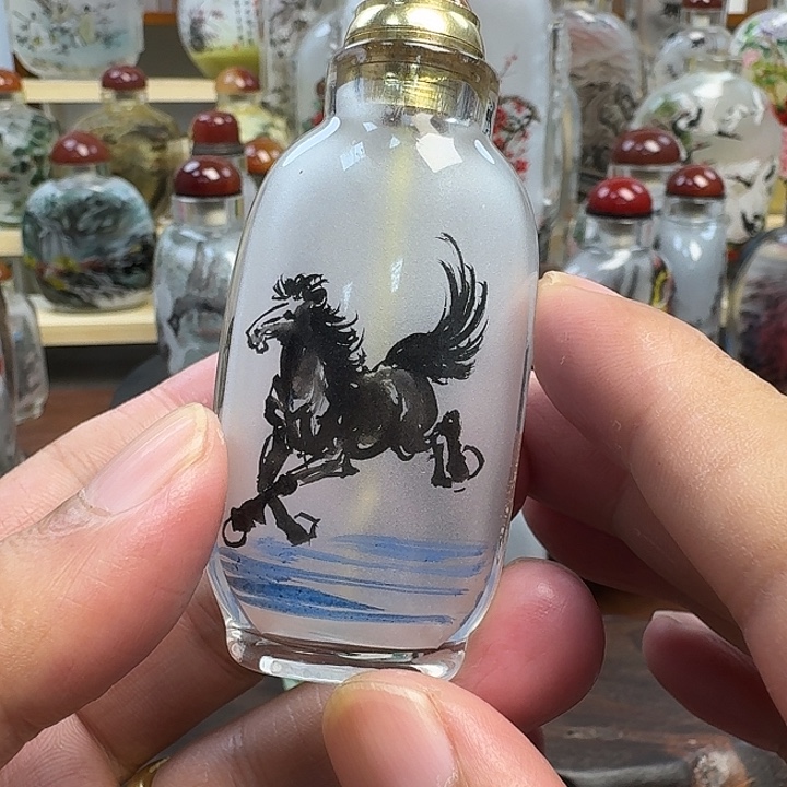 威***龙鼻烟壶内画马到成功