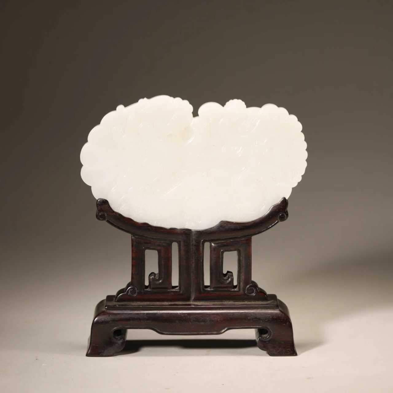 文华开物第206期拍品 18 清 和田白玉龙纹摆件