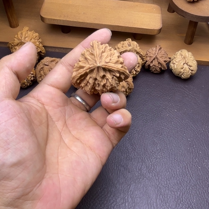 飞***扈桃核吊坠学超大三棱瑕疵