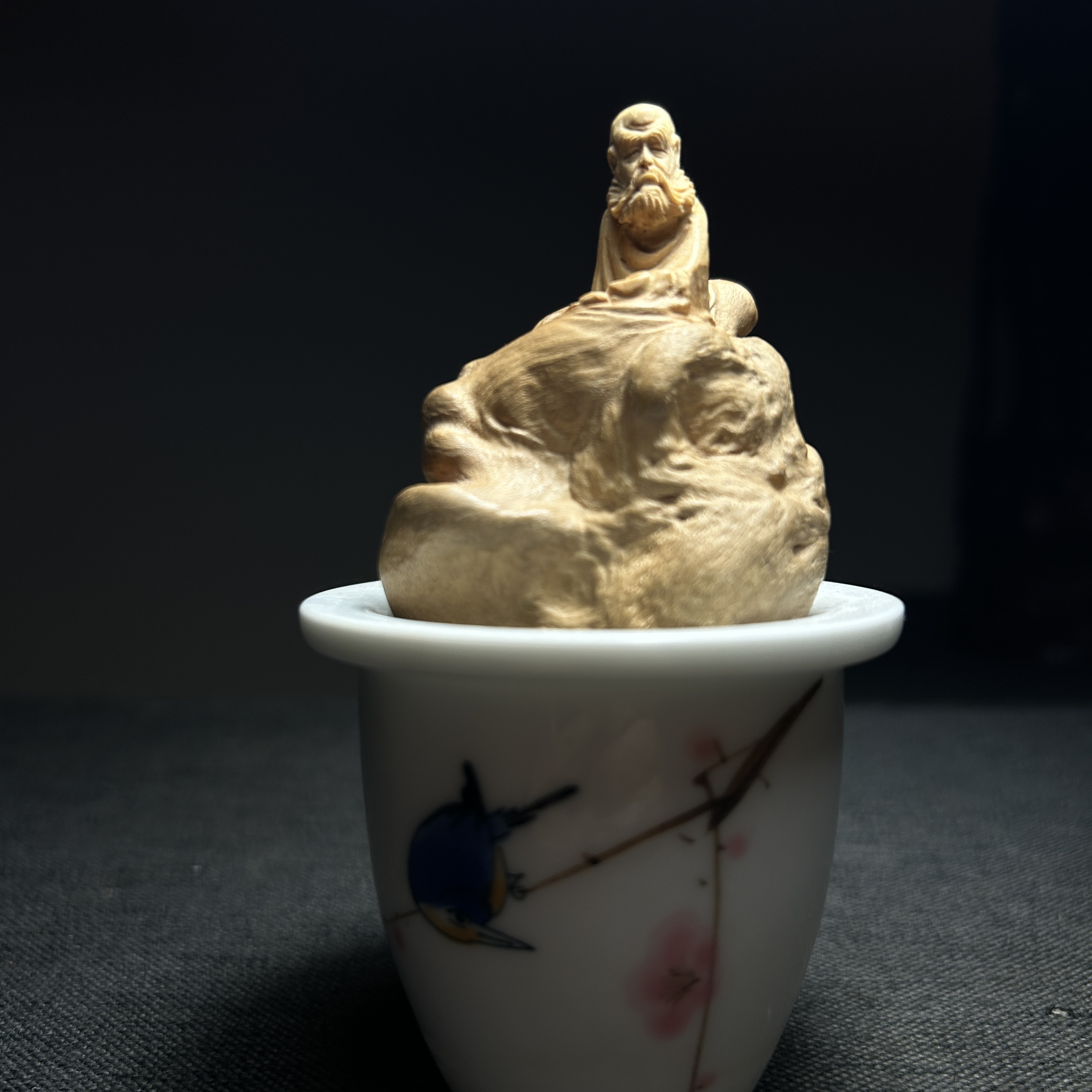 降龙木随形手工雕刻达摩小摆件配陶瓷