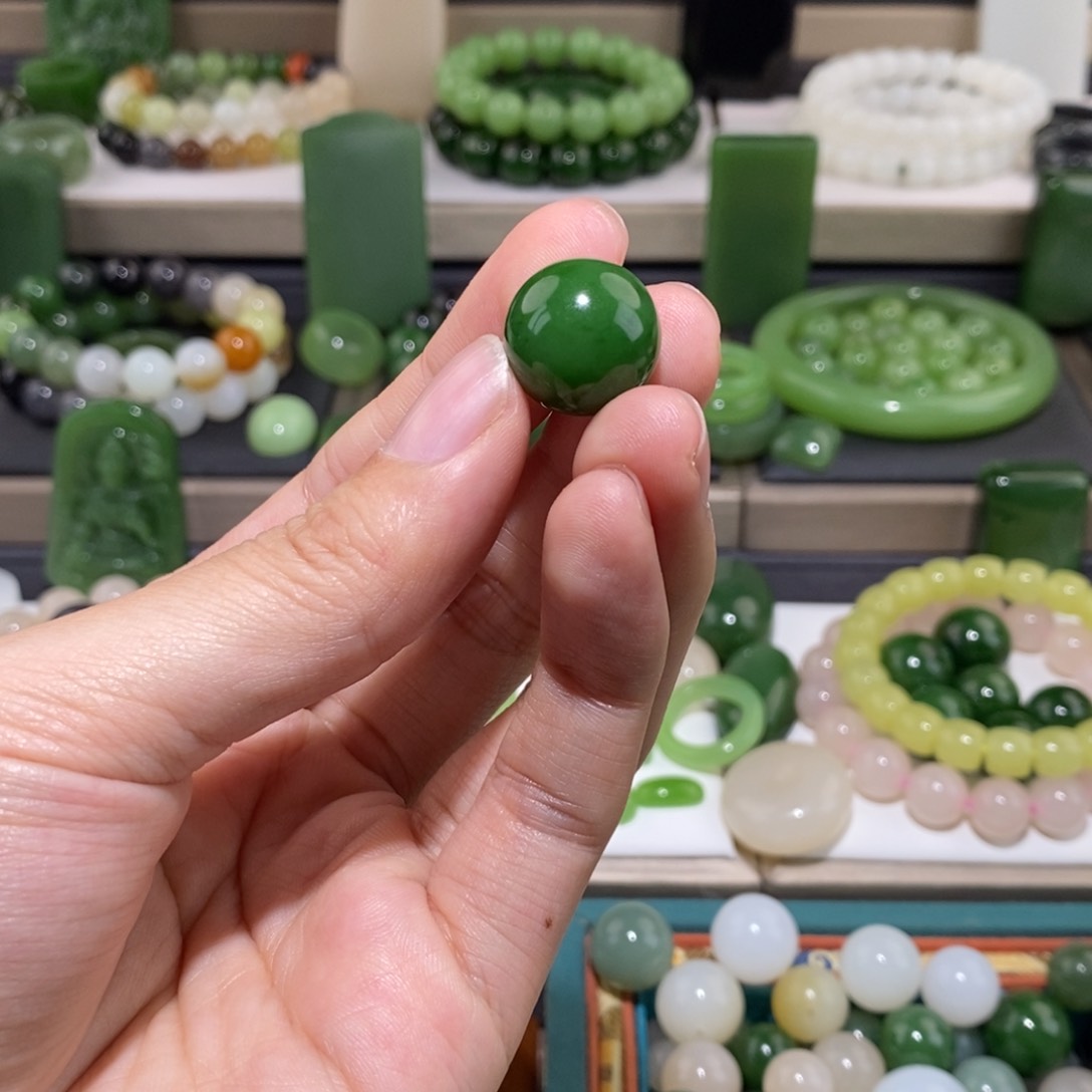 和田玉单珠未镶嵌超**熊卡16红皮碧玉微色飘