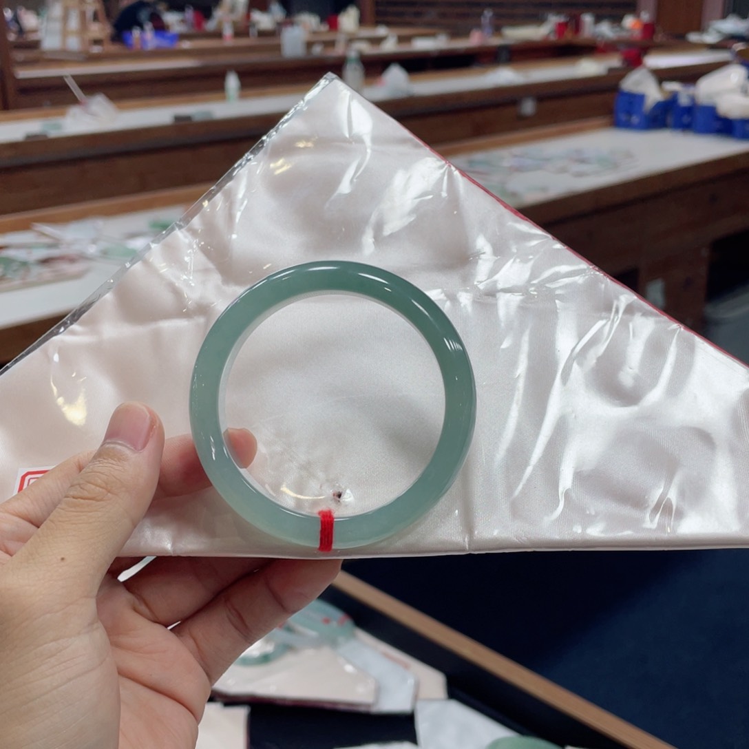 翡翠手镯未镶嵌娜*?买断