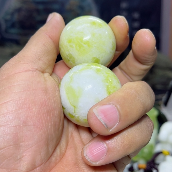 蛇纹石玉手球未镶嵌