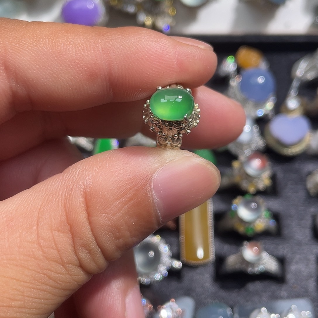 翡翠配石木那绿甜蛋铜托