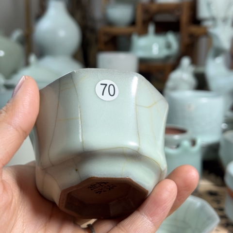 此***名北宋官瓷厂家哥窑八方杯瑕疵款