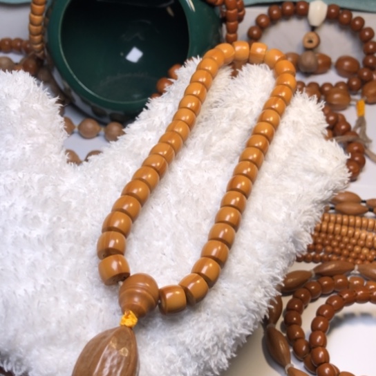 橄榄核吊坠1.1中段手持