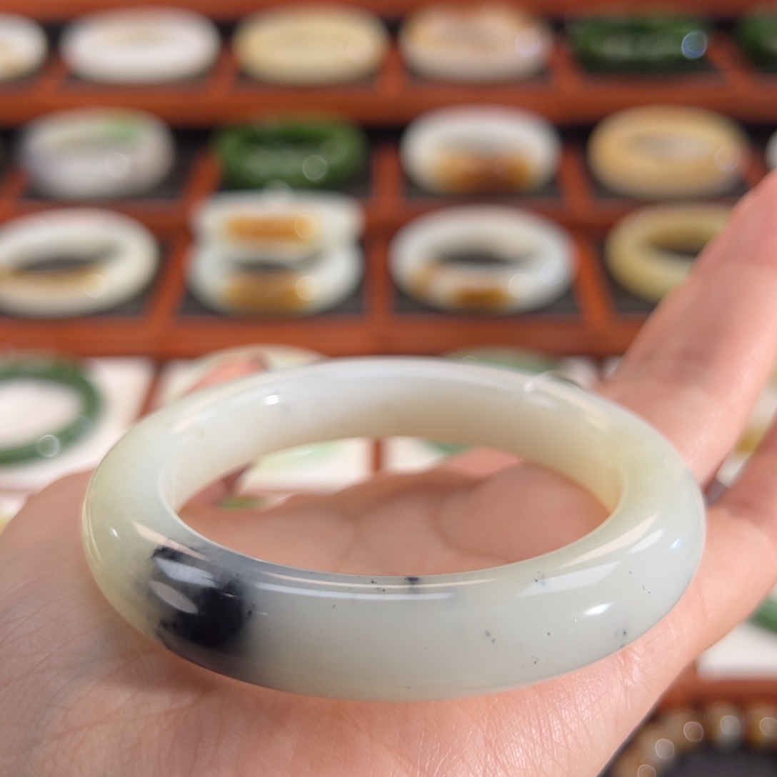 和田玉（墨玉）未镶嵌手镯一抹山水