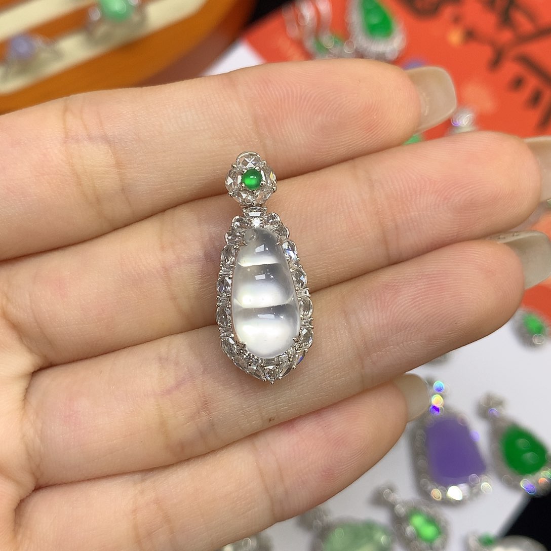 翡翠吊坠(赠链)18K金镶嵌