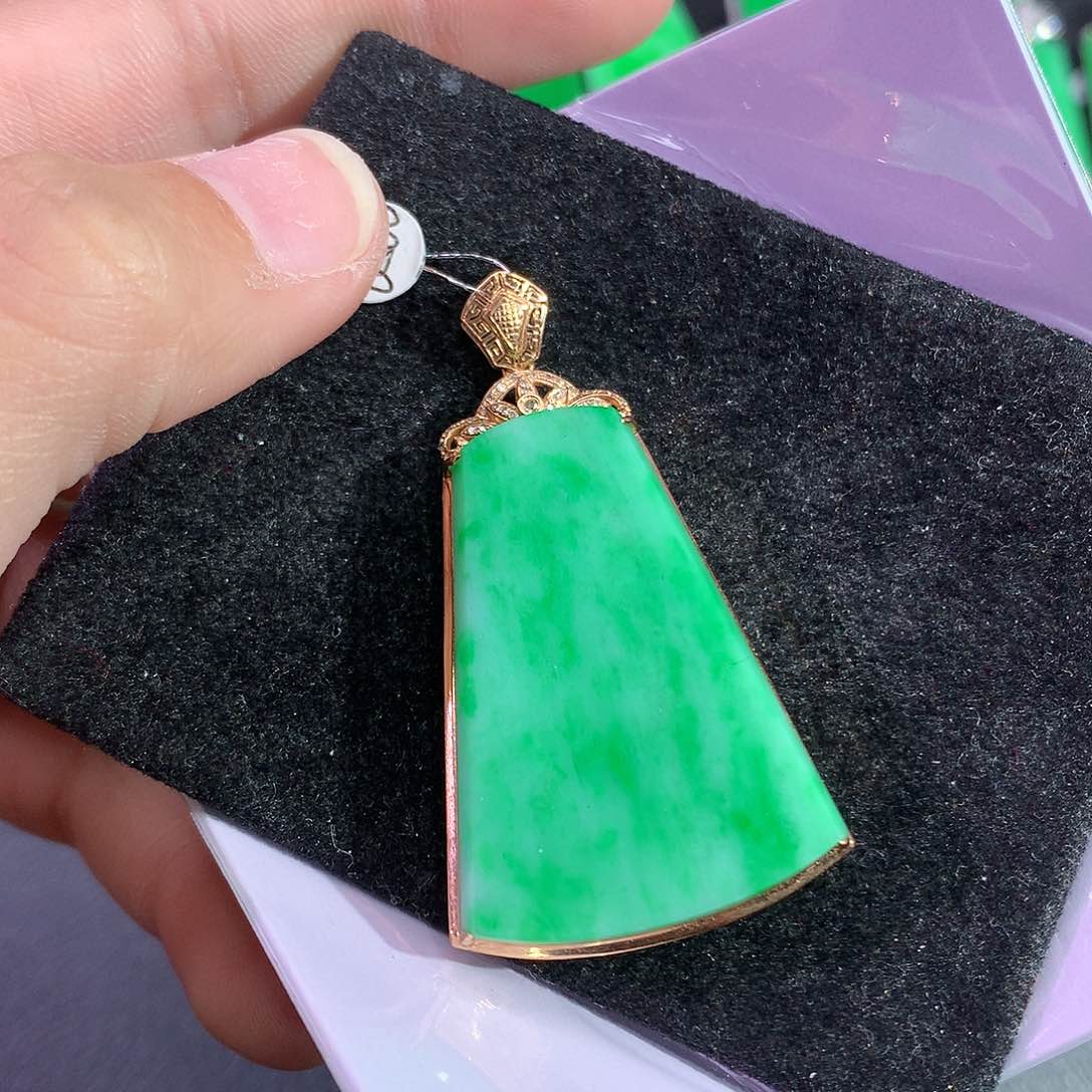 翡翠吊坠(赠链)18K金镶嵌