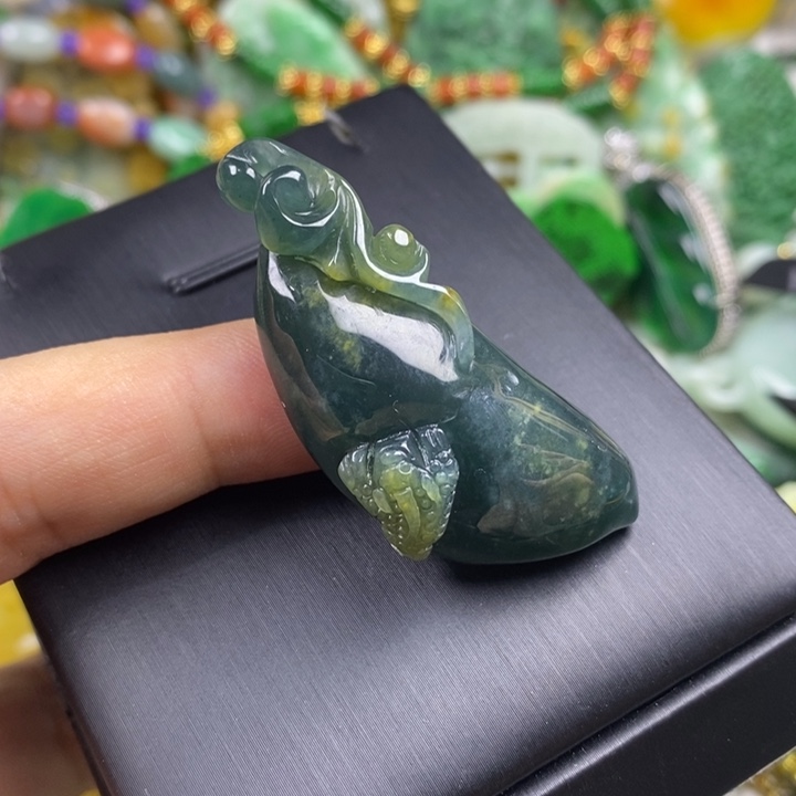 翡翠未镶嵌吊坠(赠链)