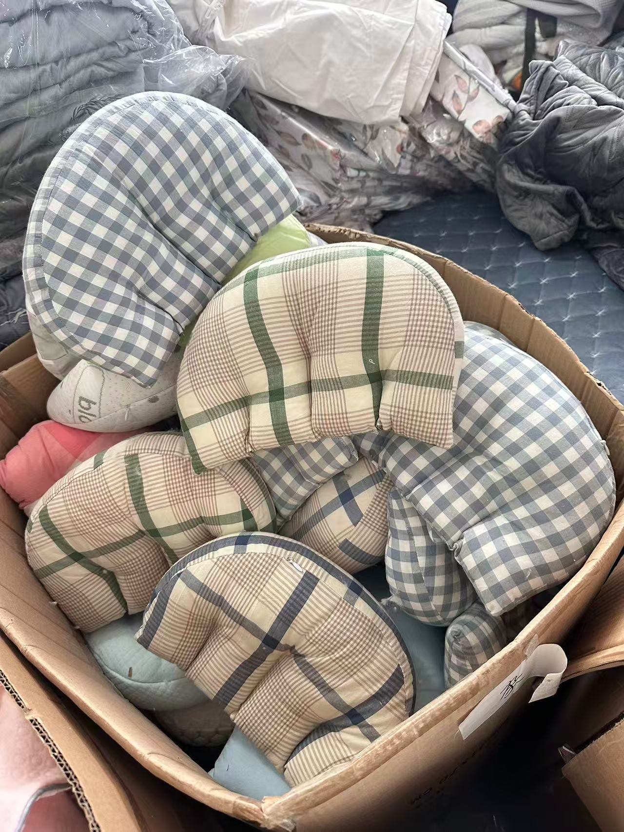 《兵哥外贸》3楼18×25杂款表面全棉斜坡枕 发2个 不挑色 不挑款