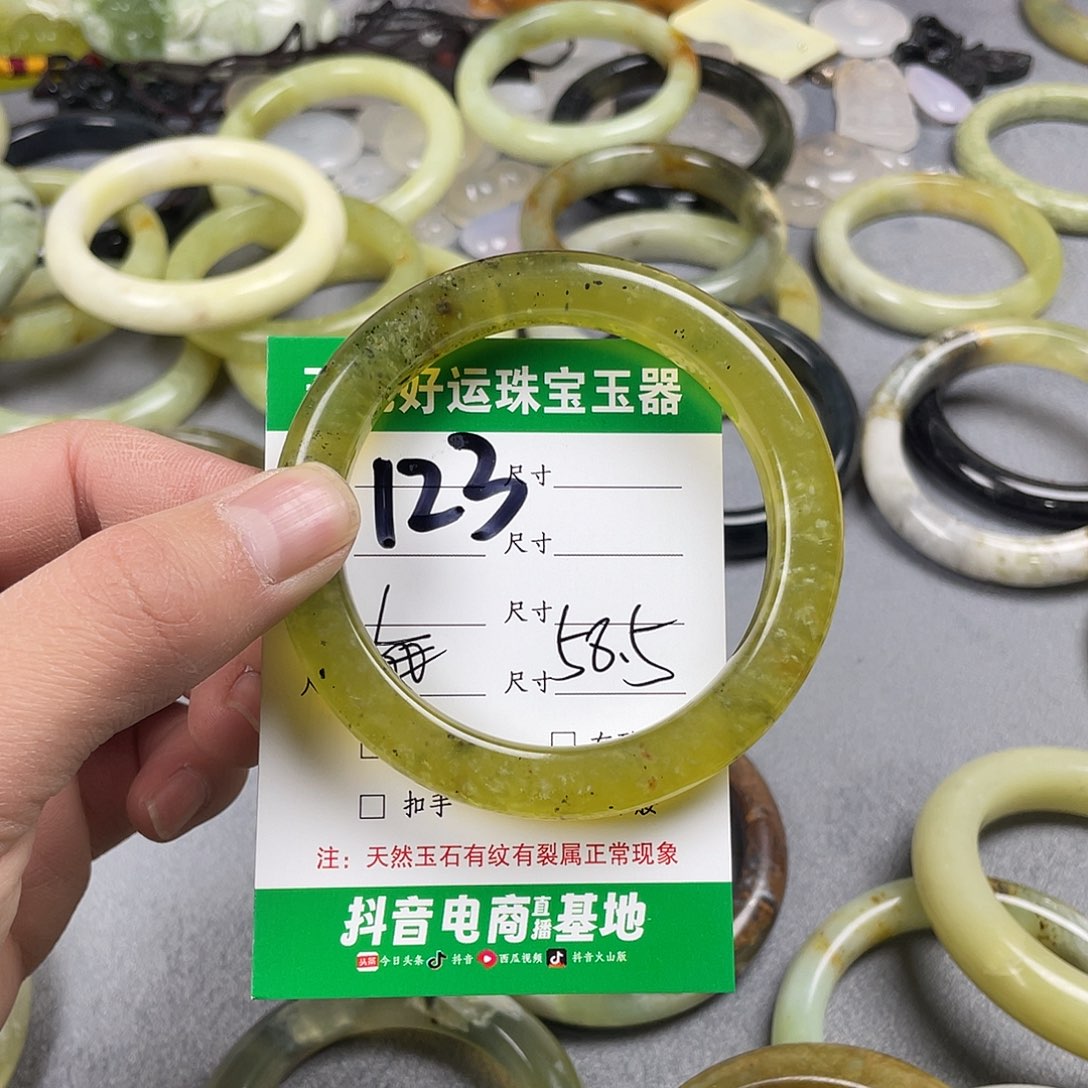 蛇纹石玉手镯未镶嵌