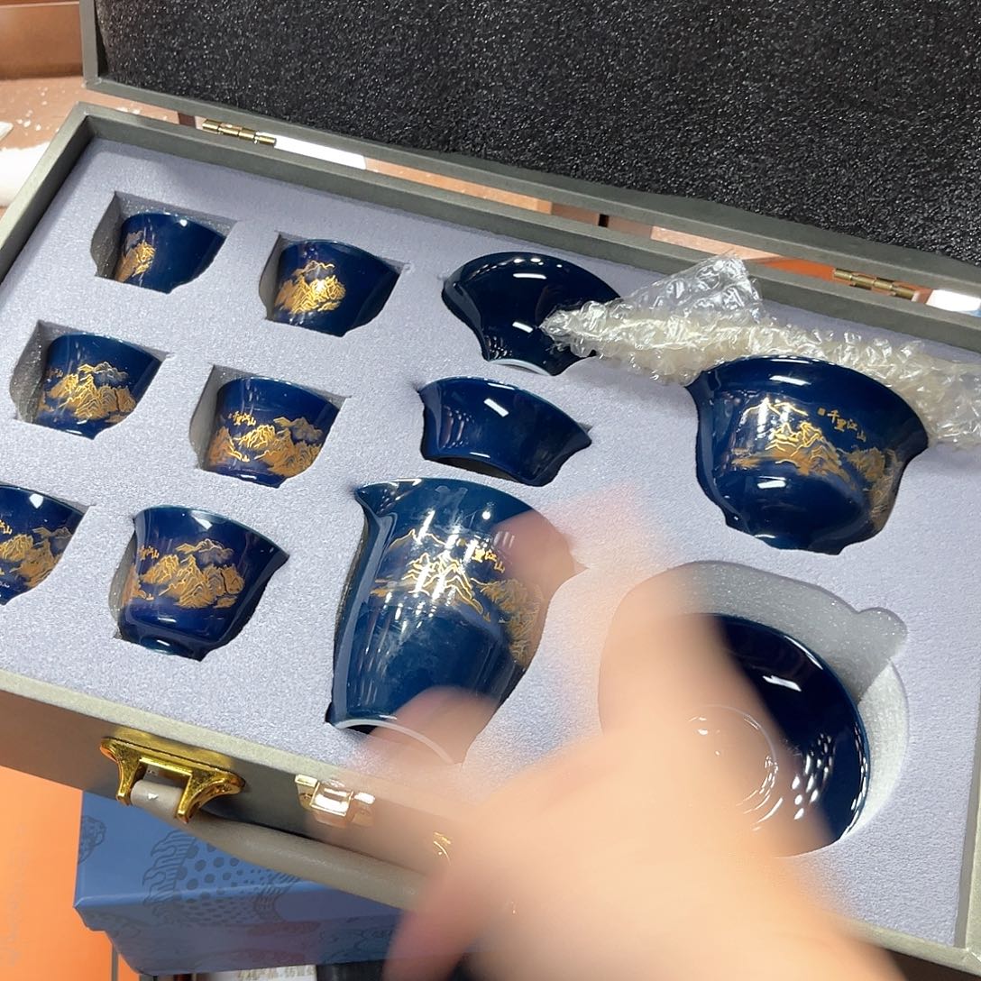 孤品茶具套装等。            