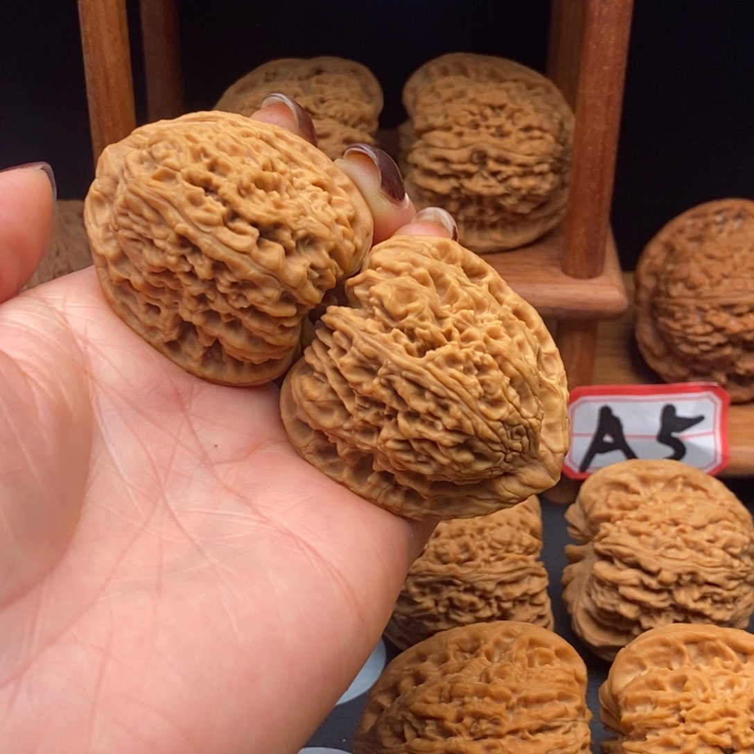 文玩核桃吊坠南疆07号39尺正三角姜黄皮