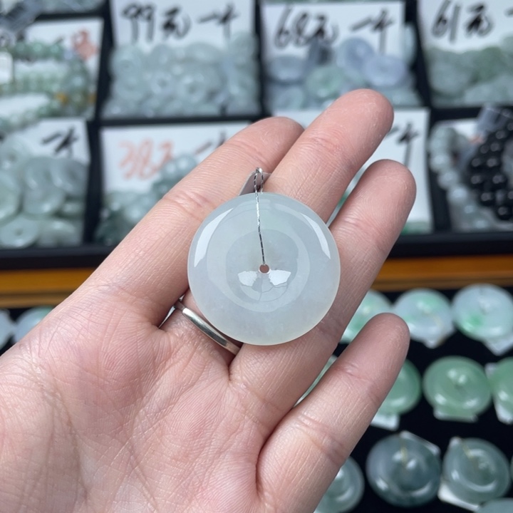 翡翠未镶嵌颈饰平安扣