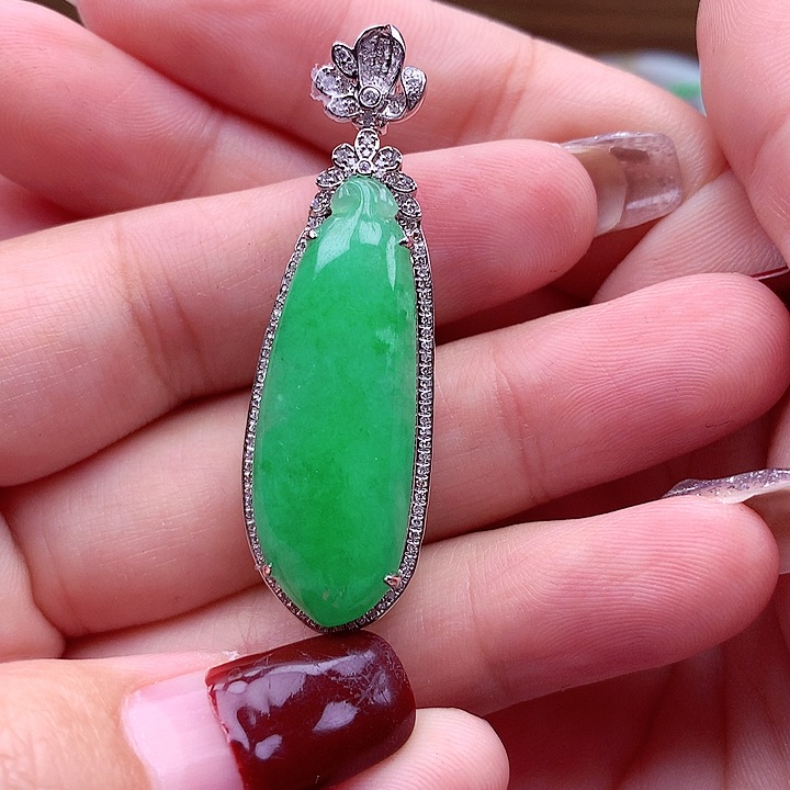 翡翠颈饰18K金镶嵌翡翠