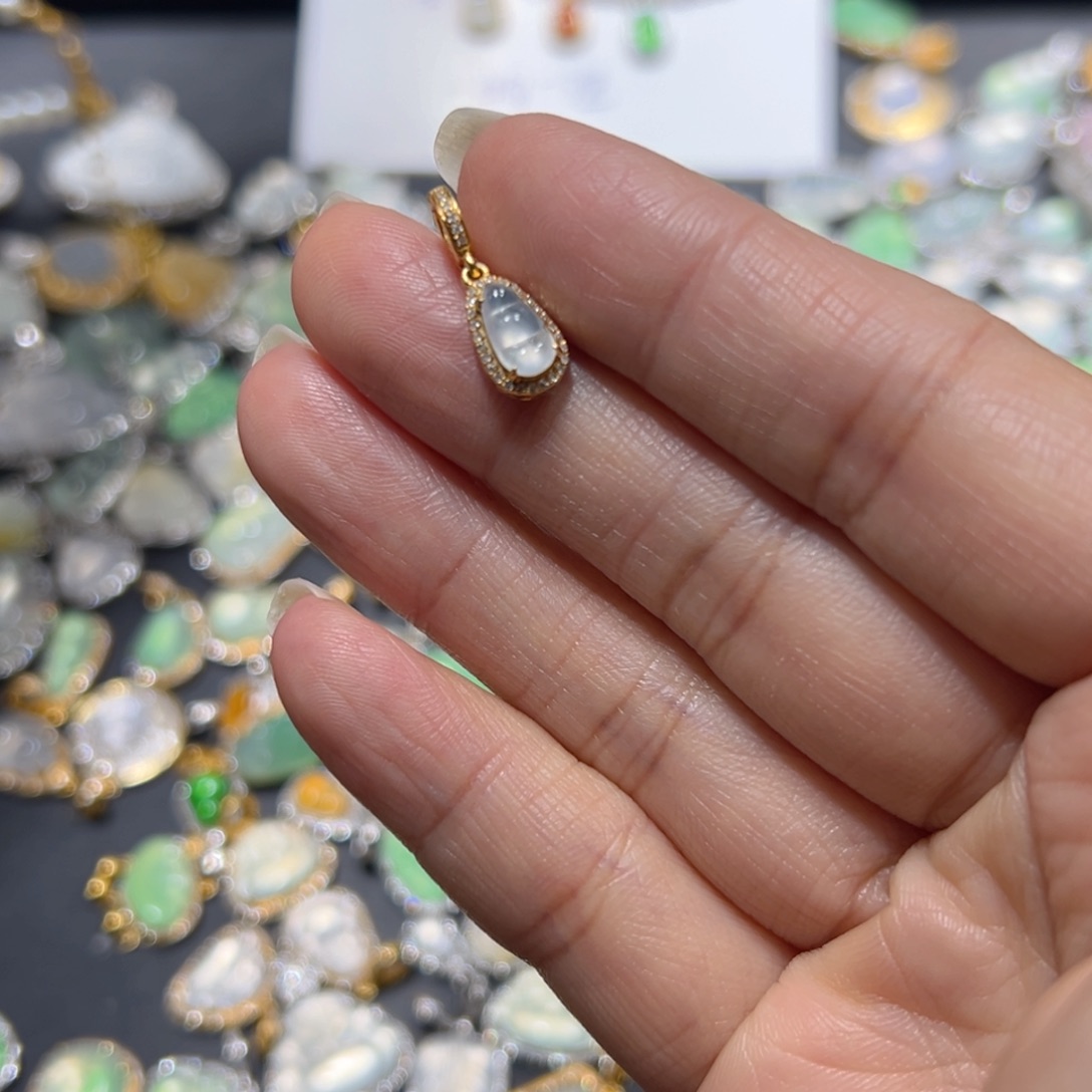 翡翠颈饰18K金镶嵌?吊坠