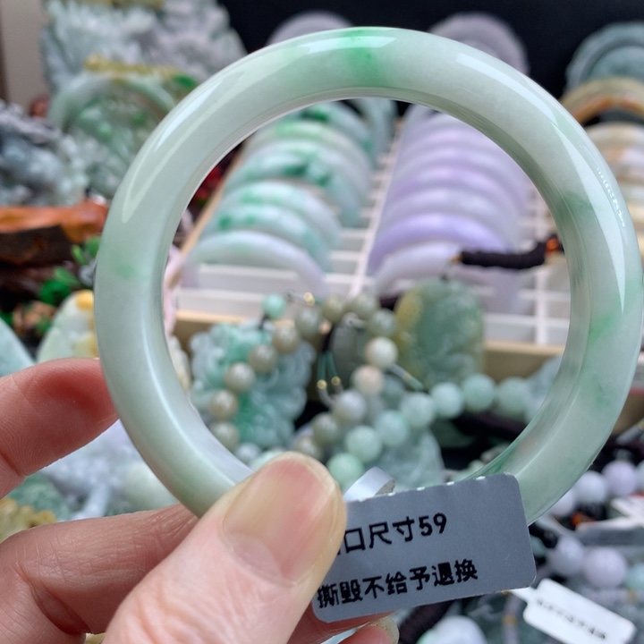 翡翠手镯未镶嵌吊坠