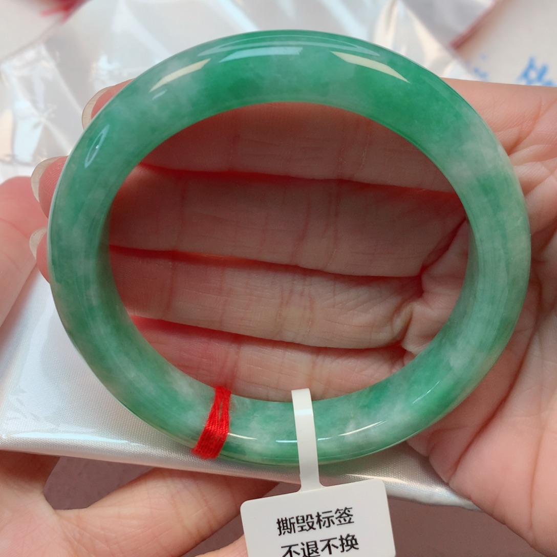 翡翠手镯未镶嵌58圈 阳绿
