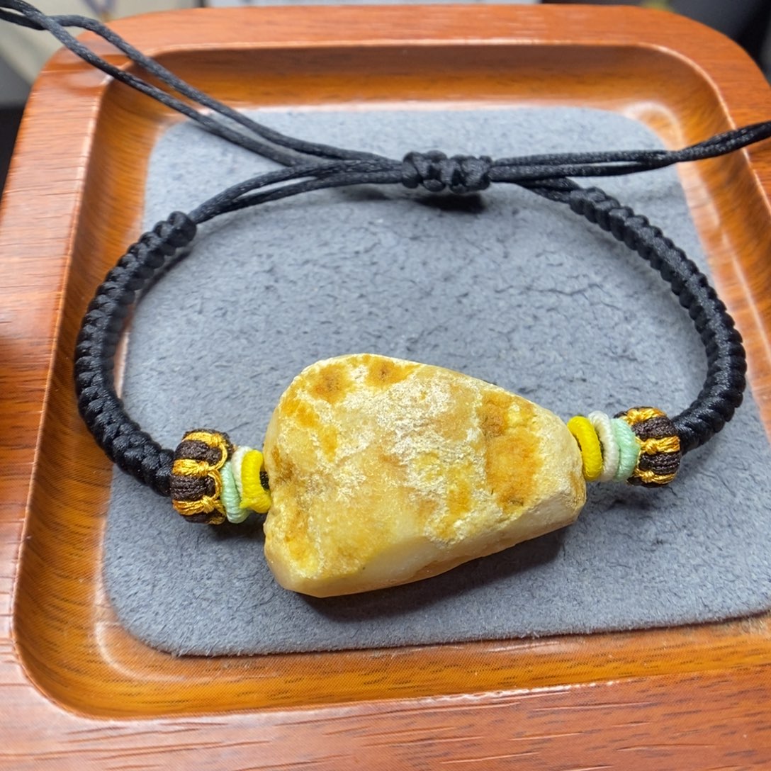 亚***江蜜蜡未镶嵌颈饰郎