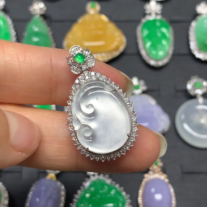 翡翠18K金镶嵌颈饰吊坠