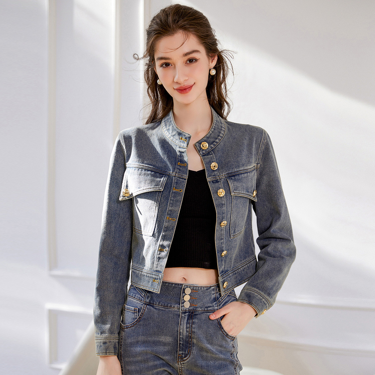 白鹿语25春时尚无弹立领单排圆扣牛仔夹克女式外套BY20072