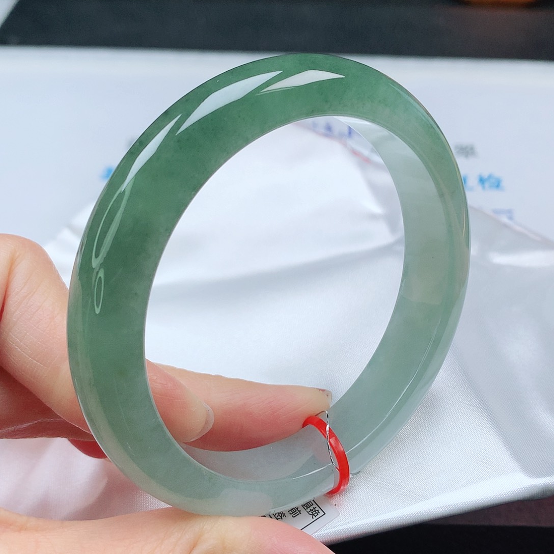翡翠手镯未镶嵌60圈