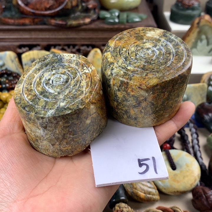 岫岩河磨玉（透闪石质玉）小摆件有瑕未镶嵌W***W