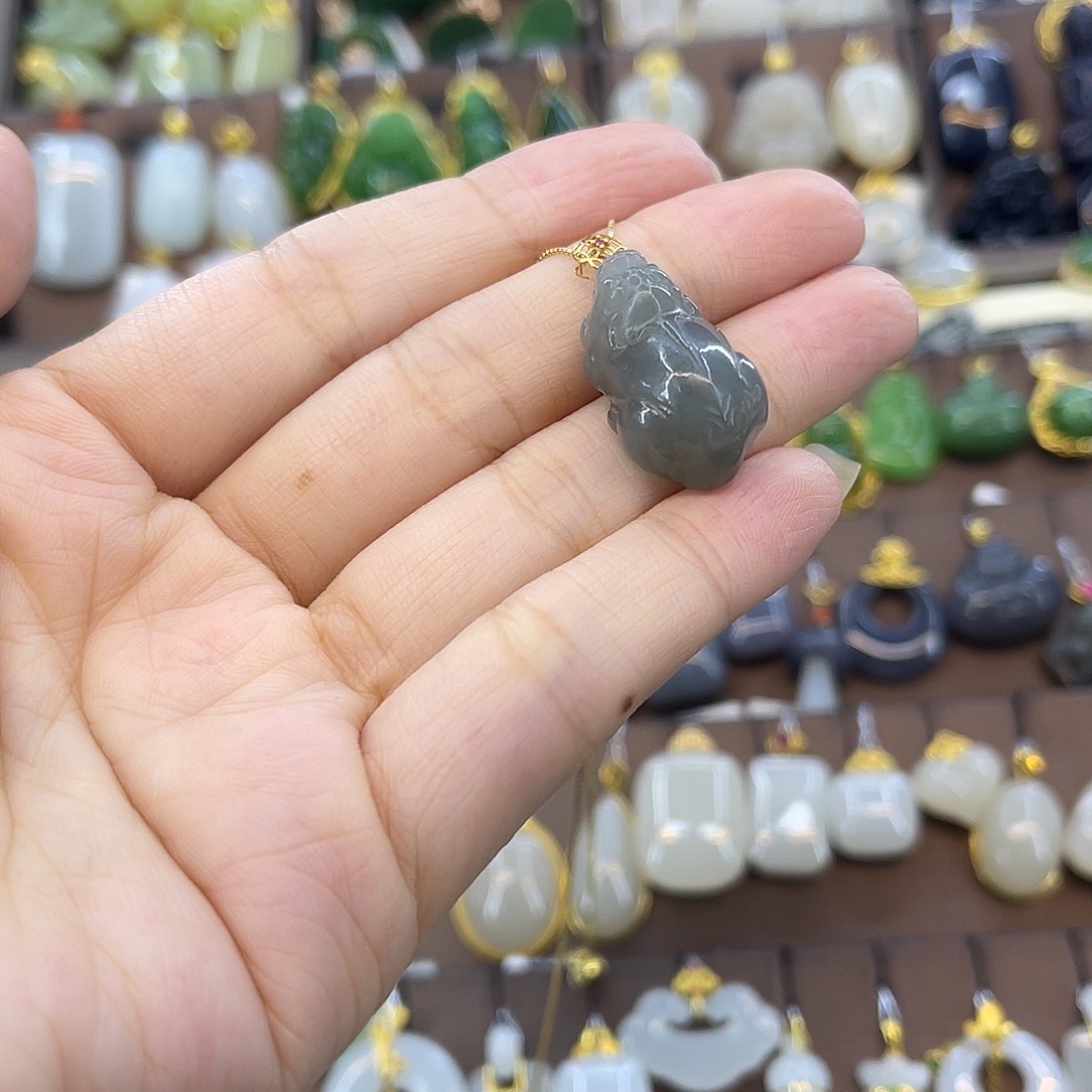 和田玉18K金镶嵌吊坠(赠链)