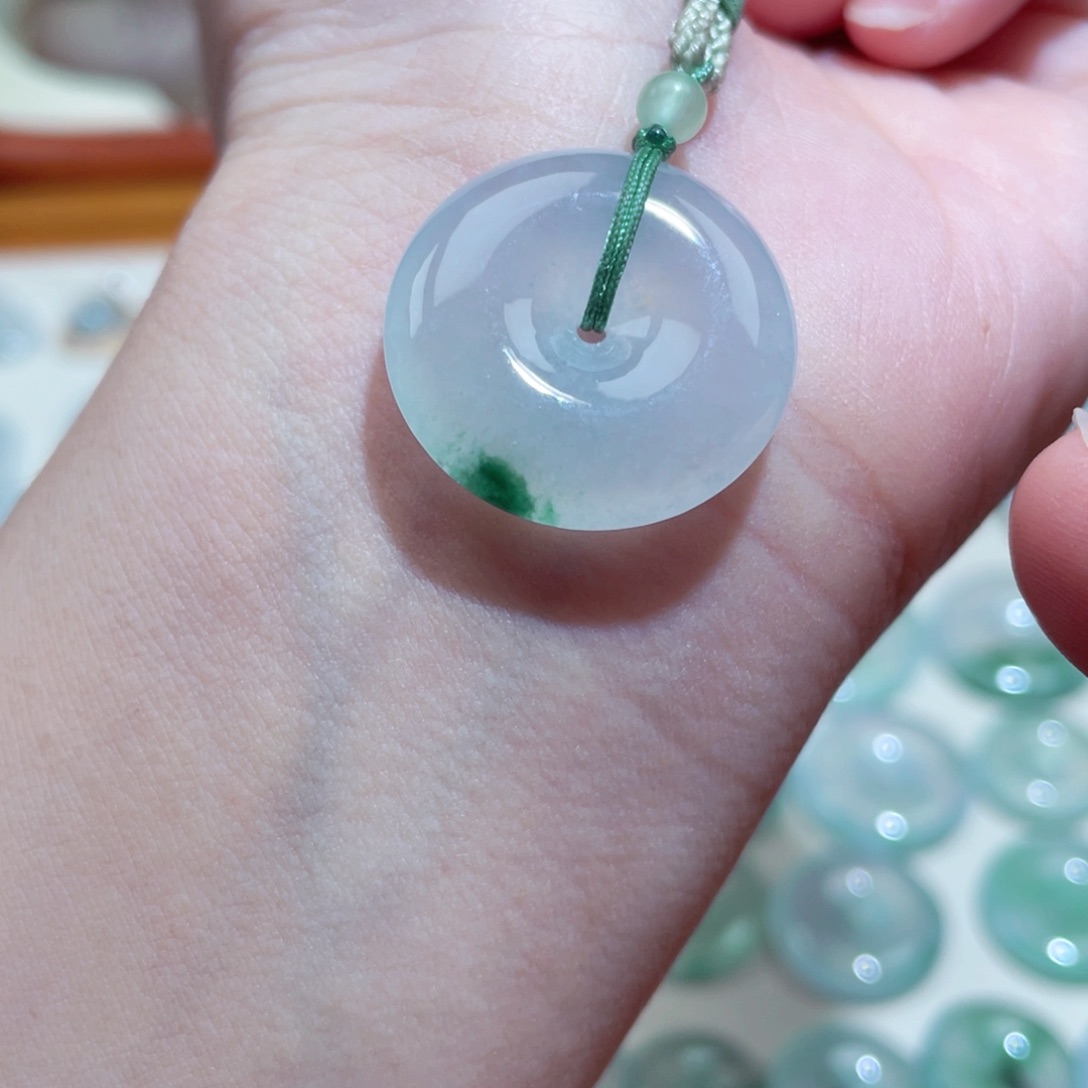 翡翠颈饰未镶嵌平安扣