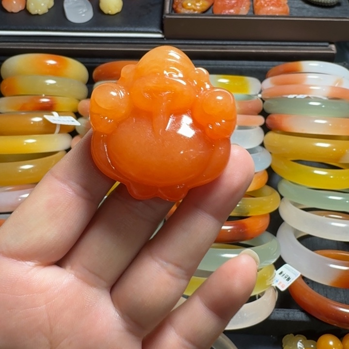 石英质玉（金丝玉）未镶嵌颈饰财神吊坠