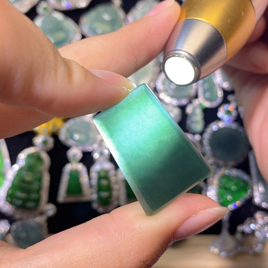 被***道翡翠未镶嵌颈饰天然