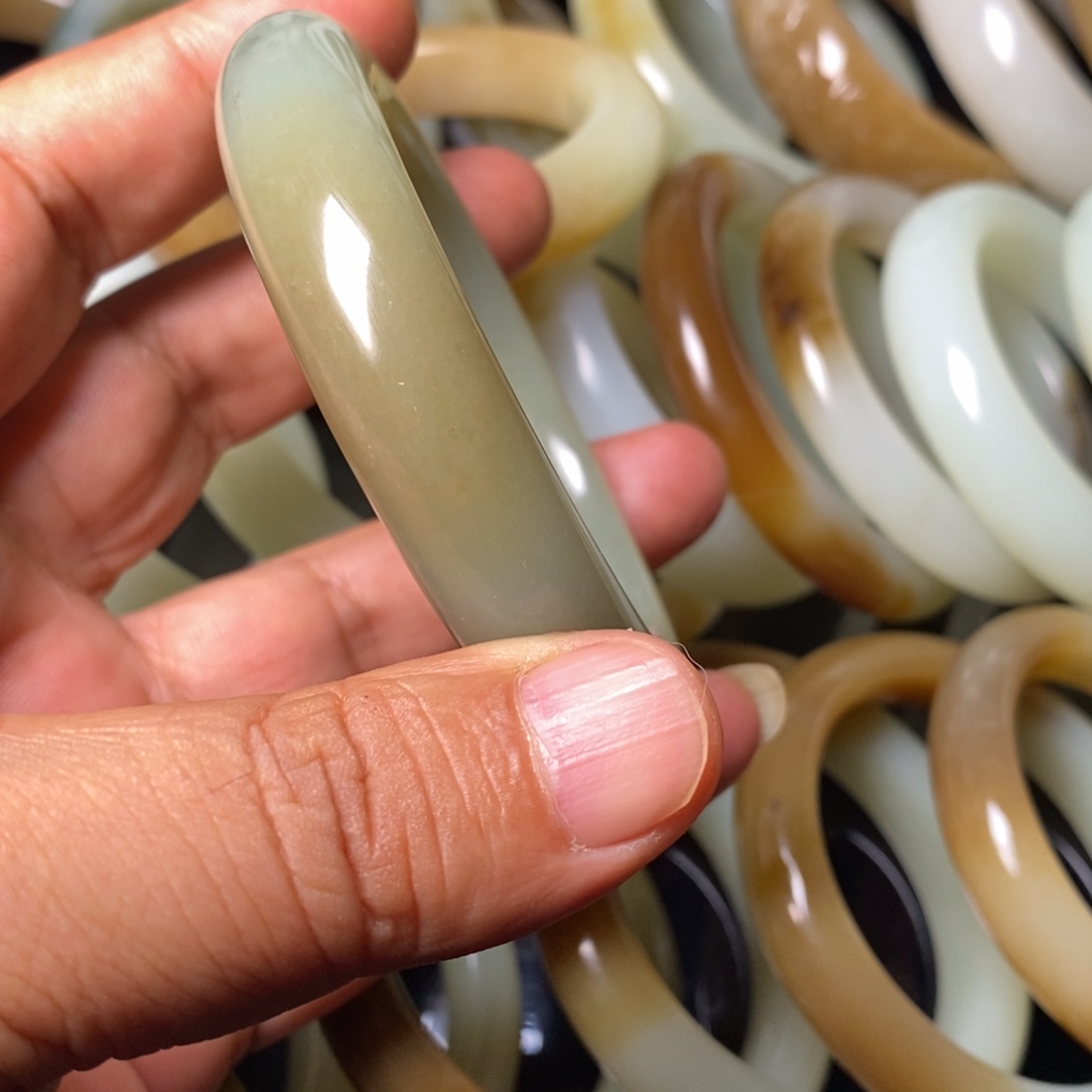 祥***姐和田玉（糖玉）未镶嵌手镯