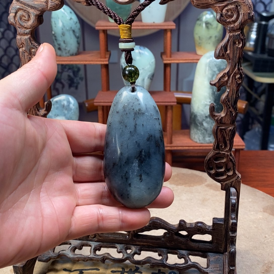 低***事玉岫岩精品原石摆件