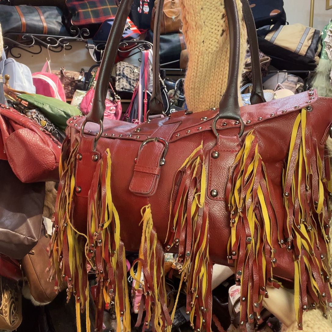 蚕丝PU人造革钉珠拉风流苏包包