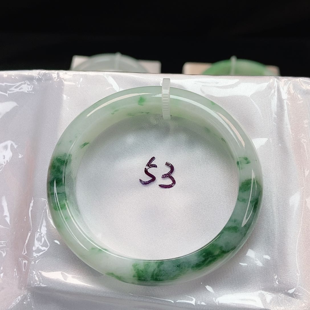 翡翠手镯未镶嵌贵妃