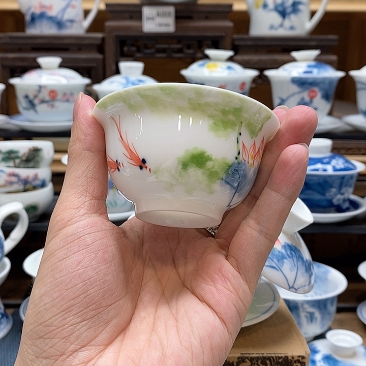 手绘五彩荷花压手杯85cc釉下彩微瑕福利款
