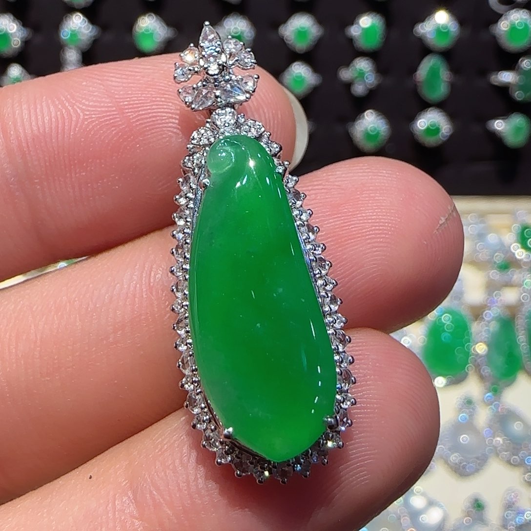 翡翠颈饰18K金镶嵌吊坠