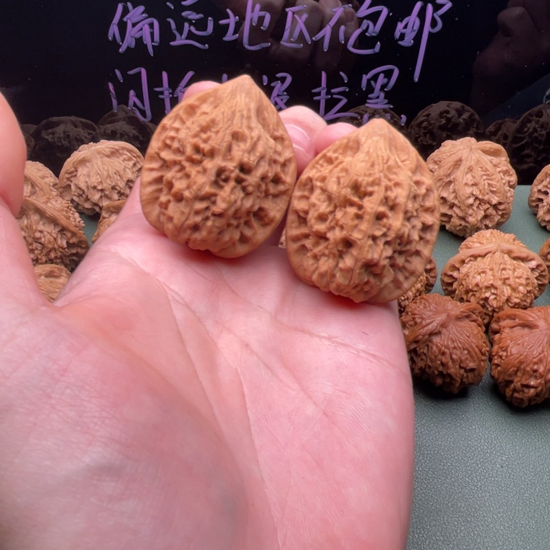 把件核桃36小官帽，有点磕尖