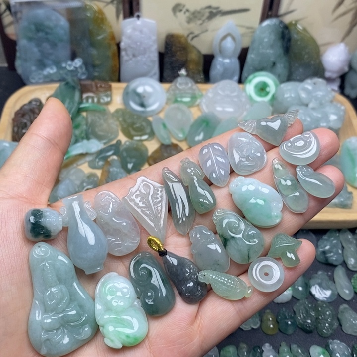 翡翠未镶嵌颈饰小滴溜一个