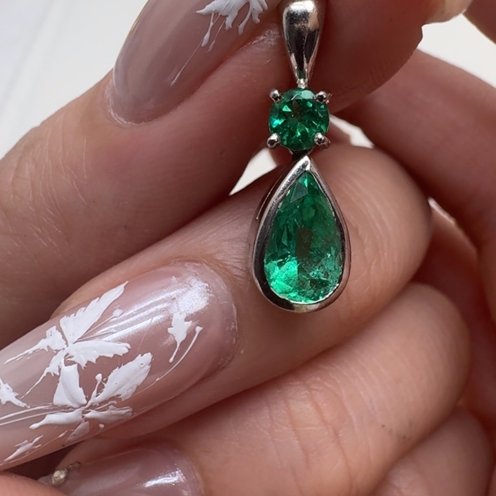 未镶嵌颈饰祖母绿