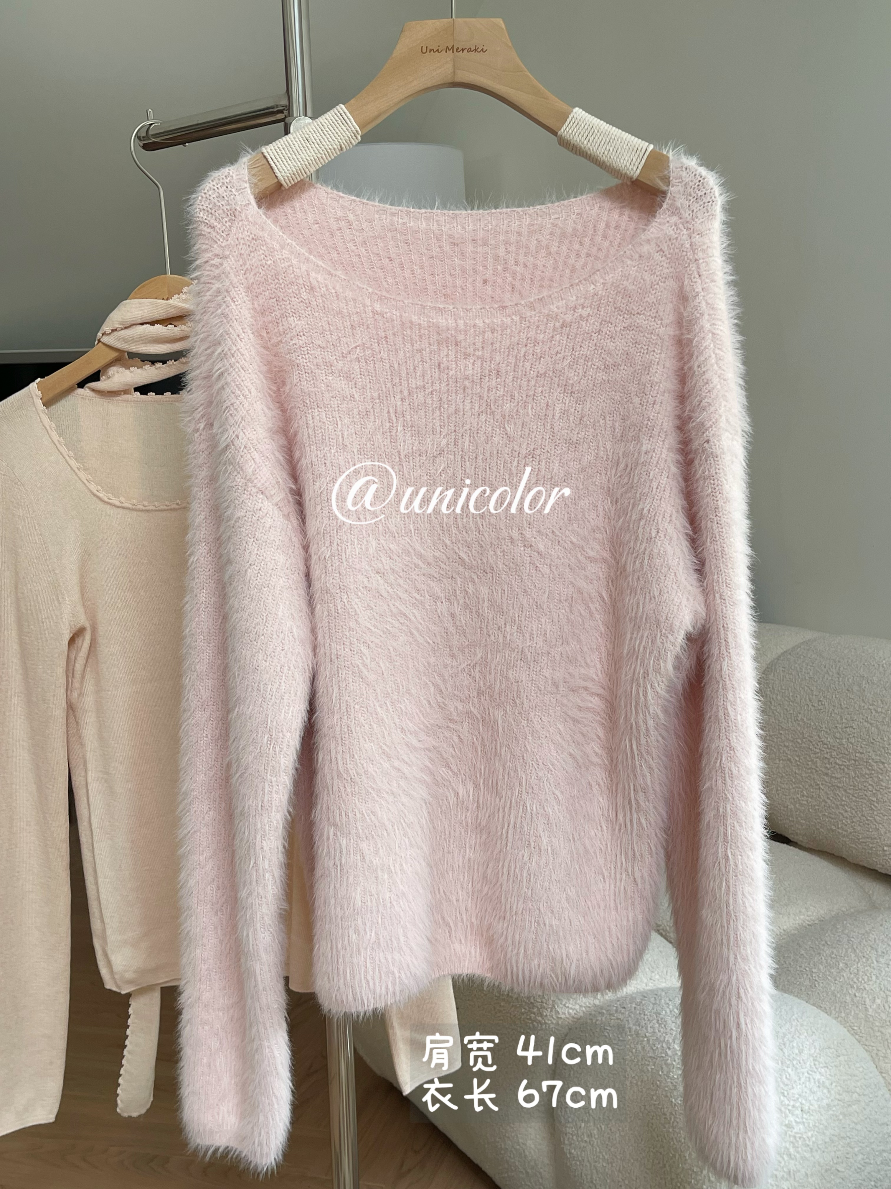 柔和粉大圆领毛绒毛衣 