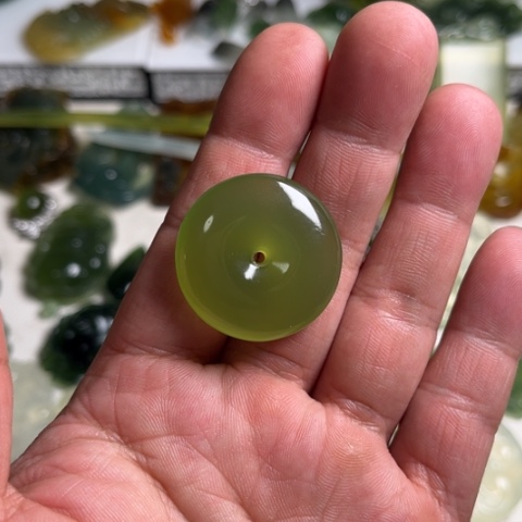 蛇纹石玉未镶嵌颈饰