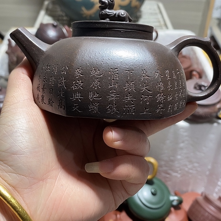 紫砂茶壶也，微瑕微笑