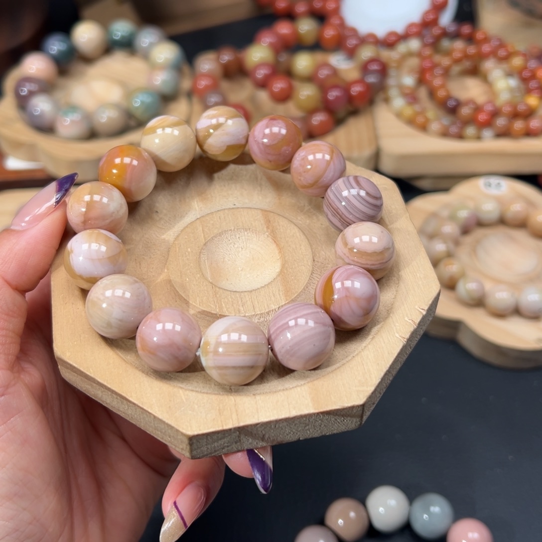 沈***乐石英质玉未镶嵌手链74