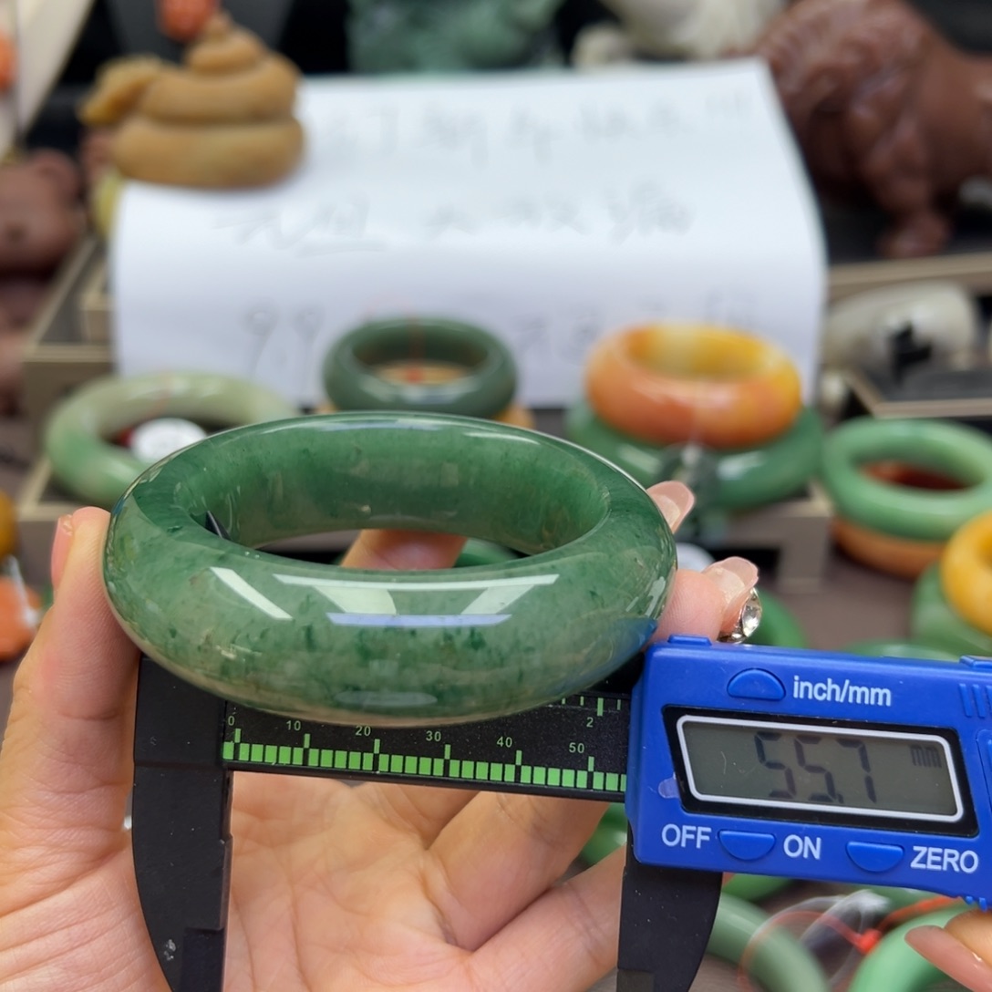 未镶嵌手镯石英岩玉