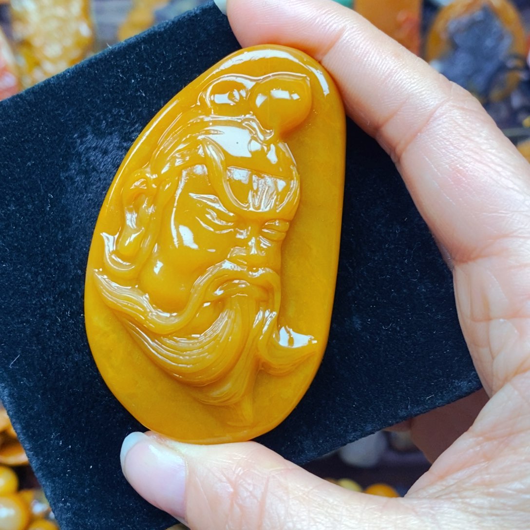 未镶嵌石英质玉（黄龙玉）颈饰