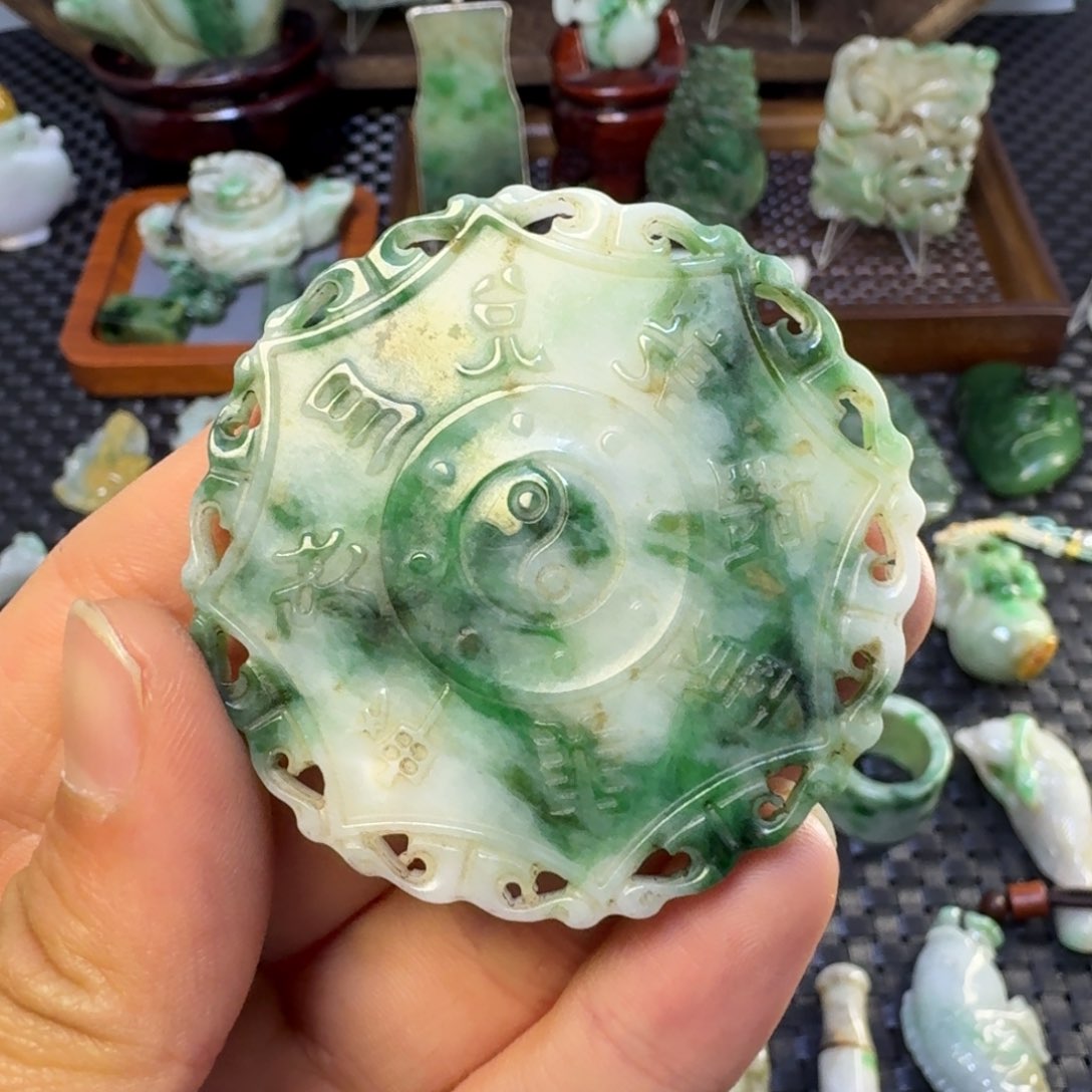 翡翠颈饰未镶嵌翡翠颈饰未镶嵌..