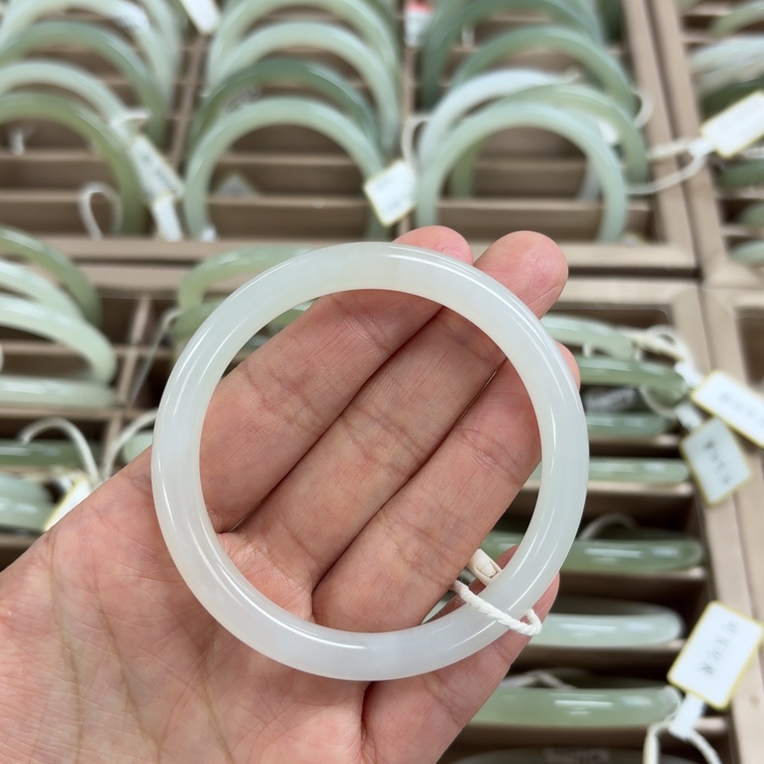 和田玉未镶嵌手镯