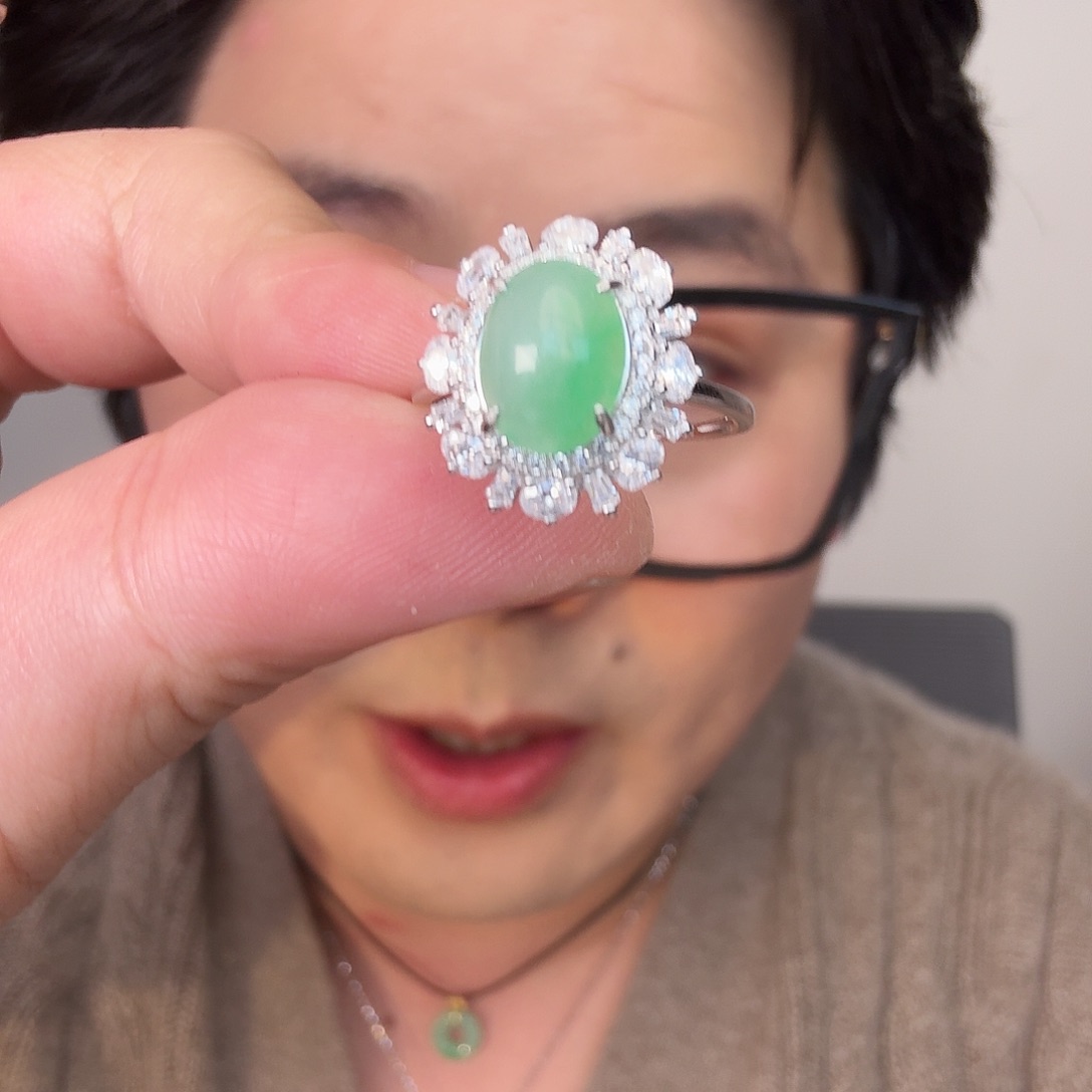 翡翠未镶嵌颈饰一件